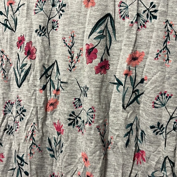 Maurices 24/7. Floral T-Shirt Size medium - Picture 2 of 2
